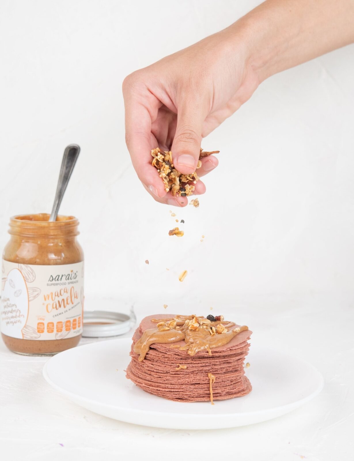 Obleas con crema de almendra y granola